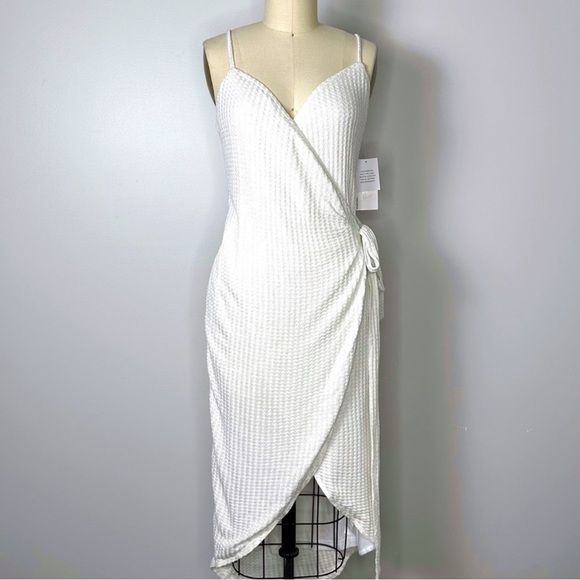 JustFab Dresses & Skirts - NWT JUSTFAB Sleeveless Wrap Cocktail Dress White / Silver Metallic Size Medium